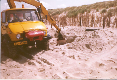 W-1220 Renesse-Noordwelle. Strand. In juni 1982 spoelde olie aan op de stranden. Met groot materieel werd de olie snel ...