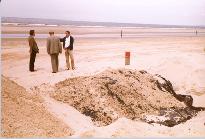 W-1222 Renesse-Noordwelle. Strand. In juni 1982 spoelde olie aan op de stranden. Met groot materieel werd de olie snel ...