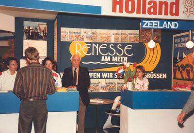 W-1292 Essen (BRD). De VVV Renesse presenteert zich op een vakantiebeurs in Duitsland onder het motto: Renesse am Meer .