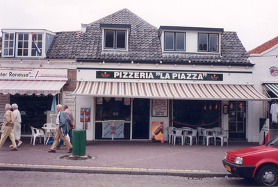 W-1373 Renesse. Lange Reke 10. De pizzeria La Piazza , eertijds de bakkerswinkel van Stoffel van den Hoek, die in dit ...