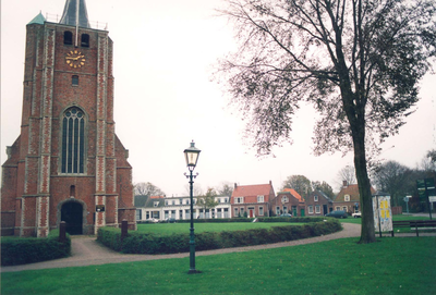 W-1428 Renesse. Ned. Herv. kerk, gezien vanaf de Lange Reke. Daarachter de Kromme Reke. Kom van het dorp, uitgebreid ...