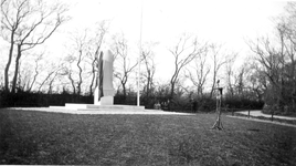 W-1445 Renesse. Begraafplaats Oude Moolweg. Het in 1949 nieuw gemaakte monument voor de tien verzetsstrijders die in ...