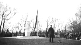 W-1447 Renesse. Begraafplaats Oude Moolweg. Het in 1949 nieuw gemaakte monument voor de tien verzetsstrijders die in ...