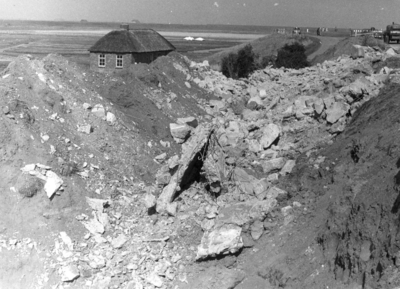W-1511 Koudekerke. Koudekerkseweg. Sloop bunkers. Op de achtergrond een naoorlogse noodboerderij, welke dicht onder de ...