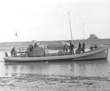 W-1514 Burghsluis. Haven. Reddingsboot President Jan Lels met laag water (met volle bemanning). Op de achtergrond ...