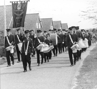 W-1515 Renesse. Capelweg. Koninginnedag. Fanfarekorps Luctor et Emergo marcherend door het dorp.