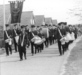 W-1515 Renesse. Capelweg. Koninginnedag. Fanfarekorps Luctor et Emergo marcherend door het dorp.