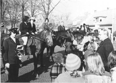 W-1516 Renesse. Kromme Reke. Straofeest ca. 1970. Burgemeester Everwijn, rechts op de foto, verwelkomt de rijders voor ...