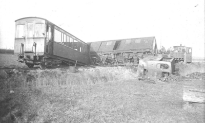 W-1525 Noordwelle. Ongeval met ontsporing van Loc 39, een postrijtuig en rijtuig B337. Rechts naast de rails een stuk ...