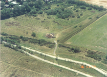 W-1558 Renesse. Omgeving Hoogenboomlaan. Luchtfoto van een terrein tussen bungalowpark 't Ongerepte (linksboven) en de ...