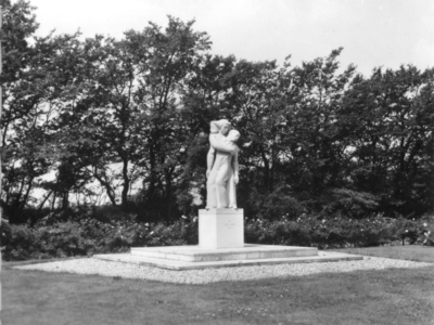 W-1567 Renesse. Begraafplaats Oude Moolweg. Monument geëxecuteerden 1945.