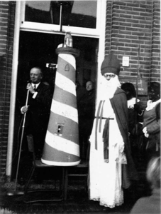 W-1616 Haamstede. Ring. Op de stoep van het gemeentehuis ontvangt burgemeester Everwijn van Sint en zijn Pieten een op ...