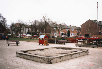 W-1712 Renesse. Mauritsweg / J.W. Frisoweg. De zandbak van basisschool 't Staepel'of; op de achtergrond de woningen aan ...
