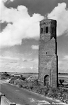 W-1745 Koudekerke Koudekerkseweg De Plompe Toren met daarachter de Koudekerkse inlagen. Op de voorgrond de bekende ...