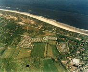 W-1886 Renesse Luchtfoto van het gebied omsloten door duinen/strand, de Scholderlaan, de Laone en eindigend aan de ...