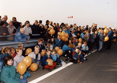 W-1906 Veere Neeltje Jans Bij de opening der stormvloedkering, 5 november 1987, wachten de schoolkinderen op de komst ...