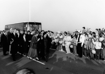 W-1921 Veere Neeltje Jans Bij de opening der stormvloedkering, 5 november 1987, verwelkomen de schoolkinderen Prinses ...