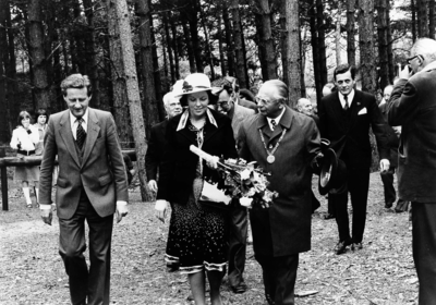 W-1928 Haamstede - Westenschouwen Prinses Beatrix met Prins Claus in de boswachterij van Staatsbosbeheer te ...