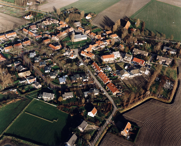 W-1930 Serooskerke De luchtfoto werd gemaakt omwille van de nieuwbouw aan de Huismeet (binnen de cirkel).