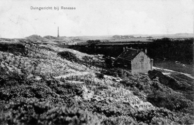 W-1937 Renesse Op de voorgrond de lichtwachterswoning. In de verte op het duin, het stalen kustlicht, dat in 1916 ...
