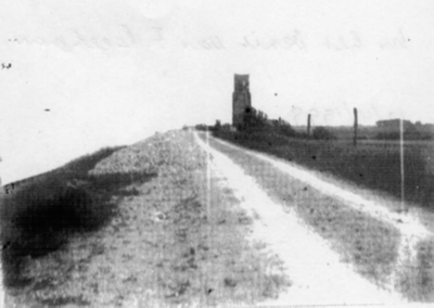 W-1938 Koudekerke. De Koudekerkseweg, toen de hoofdroute van Haamstede naar Zierikzee. De bekende Muraltmuurtjes waren ...