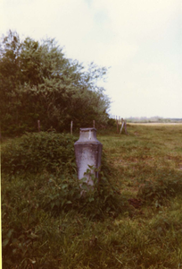 W-1961B Haamstede Hogezoom Op de vroongronden achter de Hogezoom (natuurgebied) staat nog een hardsteen paal. Deze paal ...