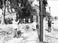 W-1974 Haamstede. Kloosterweg 1e paal slaan voor een serie zorgwoningen bij verzorgingshuis Duinoord. De burgemeesters ...