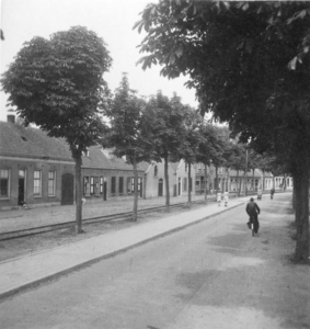 W-1977A Haamstede. Noordstraat Links de rails van de tram en een trottoir. Een trottoir op een dorp was in deze jaren ...