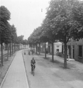 W-1977B Haamstede. Noordstraat Links de rails van de tram en een trottoir. Een trottoir op een dorp was in deze jaren ...