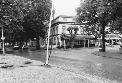W-1985 Haamstede. Ring / Dam Oostaanzicht van Hotel Bom. Rechts daarnaast de viswinkel ' Dolfijntje (toen) van J.O. ...