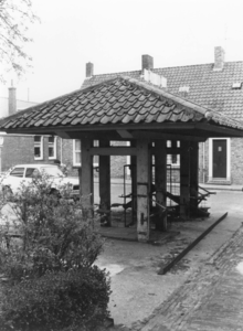 W-1989 Haamstede. Ring Travaille van Smederij Piet Kloet. Op de achtergrond de voormalige armenwoningen, alias de Kazerne .