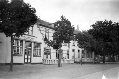 W-1992 Haamstede. Noordstraat Hotel Bom heeft in de dertiger jaren der vorige eeuw haar pand uitgebreid met een grote ...