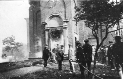 W-2007B Burgh. Burghsering Blussen en nablussen van de kerkbrand der NH Kerk. De goten werden gerepareerd door smid ...