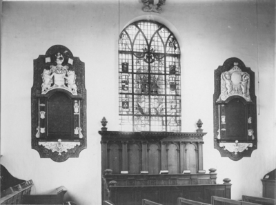 W-2010 Burgh. Burghsering De oostwand van de NH Kerk. Een foto van voor de kerkbrand van 1924. De heerenbank , 1674, ...