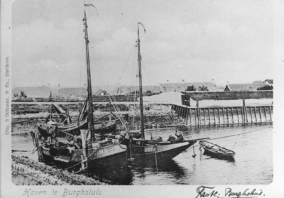 W-2024 Burghsluis. Havenweg Foto van de periode dat de haven nog klein was. Voor de kant twee vissersschepen van ...
