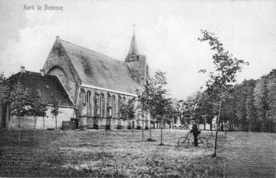 W-2104 Renesse. Kromme Reke De Jacobskerk met daarachter de lagere school gezien vanaf de oostzijde.