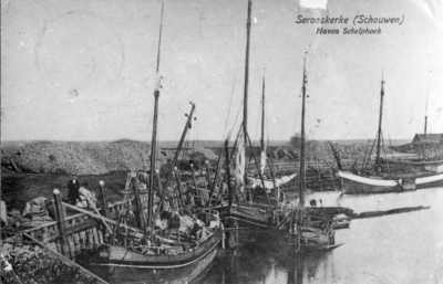 W-2127 Serooskerke Het landbouwhaventje De Schelphoek. Met de watersnoodramp van 1953 verdween deze haven. De foto ...