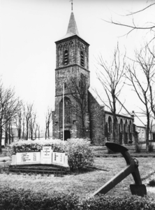 W-2137 Serooskerke. Dorpsplein De N.H. dorpskerk gezien vanuit het westen. Op de voorgrond het monument voor de 15 ...