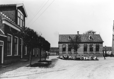 W-2139B Serooskerke. Dorpsplein De dorpsschool van Serooskerke, vrijstaand aan de westkant van de kerk. Na de ramp is ...