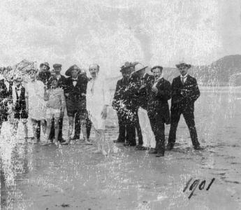 W-2149A Westenschouwen. Het strandvermaak anno 1901, een zeer oude foto. Zoals te zien is iedereen keurig gekleed incl. ...