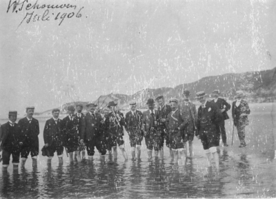 W-2149B Westenschouwen. Het strandvermaak anno 1906, een zeer oude foto. Zoals te zien is iedereen keurig gekleed incl. ...