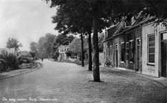 WA-0006 De weg tussen Burg-Haamstede. Haamstede. Weststraat. Links Armenhuisjes en de Brouwerij.