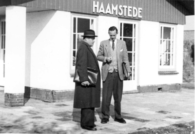 WA-0026-1 Nieuw Haamstede. Kloosterweg. Vliegveld. Burgemeester van Haamstede, jhr. Röell (links) tijdens het bezoek ...