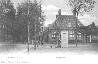 WA-0036 Haamstede. Noordstraat. De Herberg links, Rechtkamer rechts (thans Hotel Bom).
