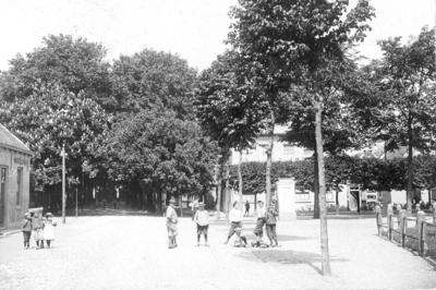 WA-0037 Haamstede. Noordstraat. Links Cafë Brandenburg; rechts de rastering van het kerkhof, voor 1800 geschonken door ...