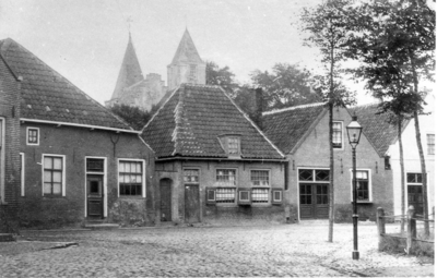 WA-0043 Haamstede. Ring / Zuidstraat / Weststraat. Met dubbele deur de timmermanwerkplaats van E.C. de Rijke; links ...
