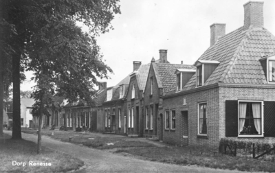 WA-0063 Renesse. Kromme Reke. De woning op de voorgrond heet 't Zwaantje, omstreeks 1950 gebouwd voor wed. De ...