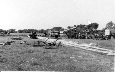 WA-0191-2 Renesse. Omgeving Zeeanemoonweg. Opslagplaats van veilig gestelde landbouwvoertuigen en -machines. Thans is ...