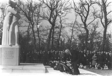 WA-0619 Renesse. Kranslegging bij monument oorlogsslachtoffers.