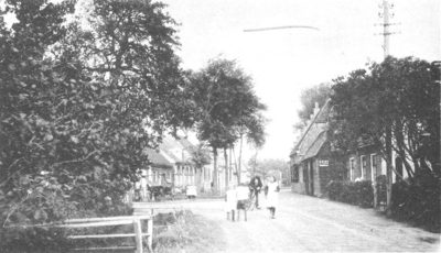 WA-0914 Renesse. Hogezoom. Zicht vanuit de Hogezoom de Lange Reke in. Links de smederij van Gilijamse, rechts de ...